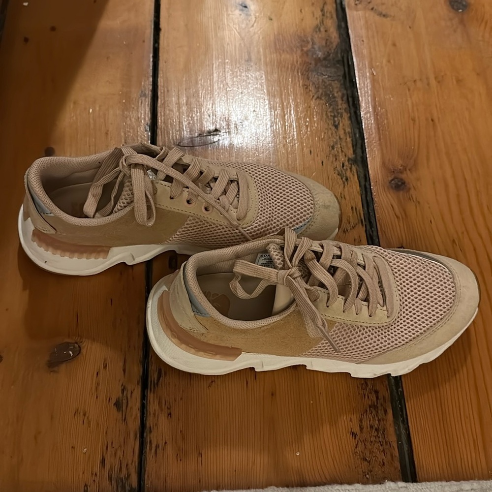 Size 7 sorel sneakers!